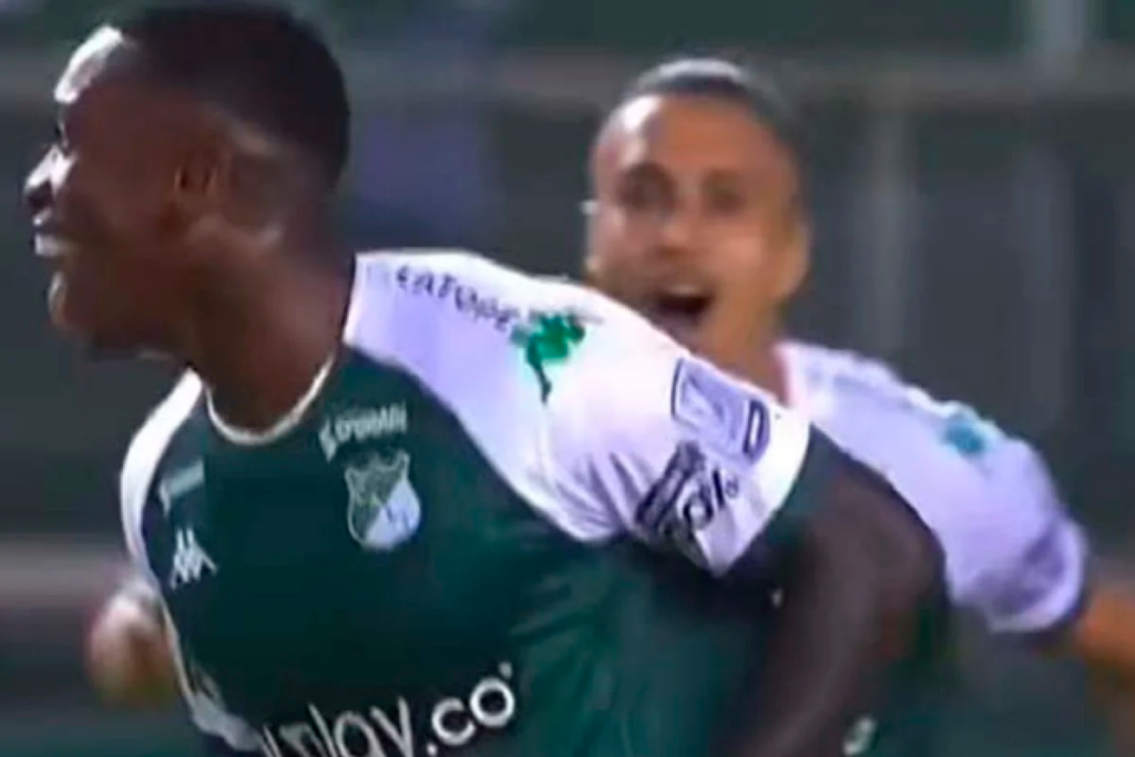 Pantallazo a Fabián Castillo celebrando su primer gol en el regreso a Deportivo Cali durante la temporada 2024.