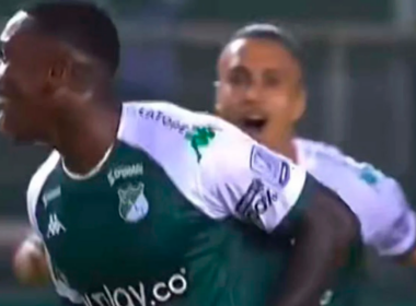 Pantallazo a Fabián Castillo celebrando su primer gol en el regreso a Deportivo Cali durante la temporada 2024.