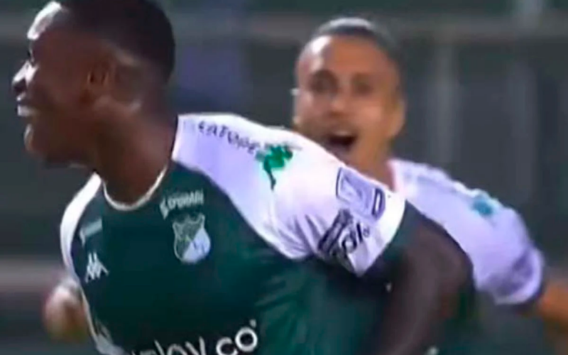 Pantallazo a Fabián Castillo celebrando su primer gol en el regreso a Deportivo Cali durante la temporada 2024.