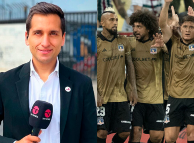 Daniel Arrieta, periodista deportivo de TNT Sports sostiene el micrófono de la señal. Por su parte, a mano derecha los futbolistas de Colo-Colo Arturo Vidal, Maximiliano Falcón y Leonardo Gil miran con cara de preocupación en pleno partido durante la temporada 2024.