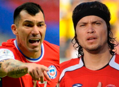 Primer plano a los deportistas chilenos Gary Medel y Waldo Ponce, quienes tienen la camiseta de la Selección Cgilena puesta.