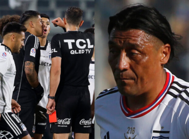 A mano izquierda un grupo de jugadores de Colo-Colo reclaman al árbitro que tiene una tarjeta roja en la mano, mientras que en el sector derecho se ve el ex futbolista Rodrigo Meléndez.