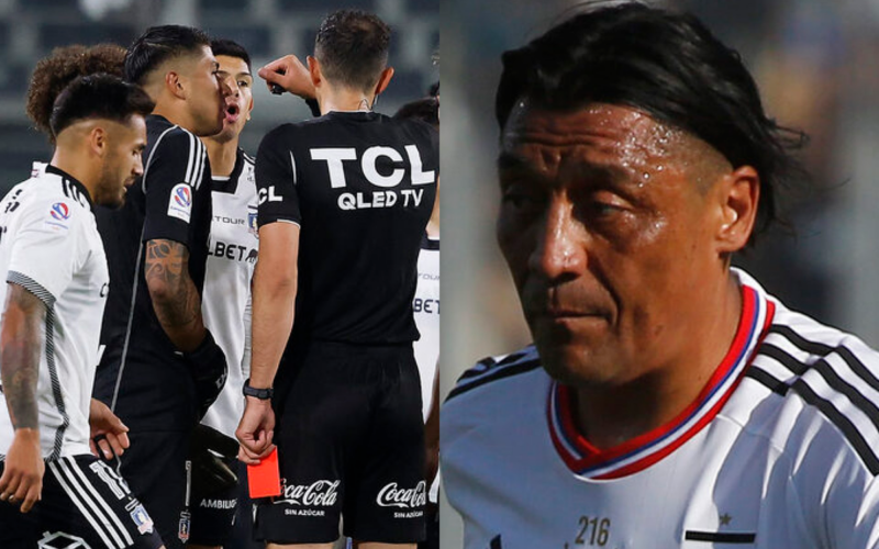 A mano izquierda un grupo de jugadores de Colo-Colo reclaman al árbitro que tiene una tarjeta roja en la mano, mientras que en el sector derecho se ve el ex futbolista Rodrigo Meléndez.