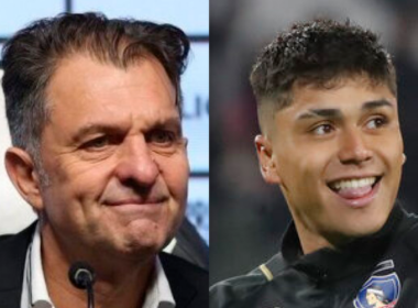 Primer plano a los rostros sonrientes de Aníbal Mosa (izquierda) y Damián Pizarro (derecha), presidente de Blanco y Negro y delantero de Colo-Colo durante los primeros meses de la temporada 2024, respectivamente.