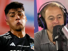 Primer plano al futbolista de Colo-Colo, Damián Pizarro, mientras que a mano derecha aparece el periodista deportivo Jorge 'Coke' Hevia hablando frente a un micrófono.