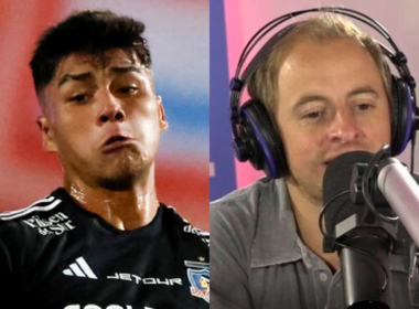 Primer plano al futbolista de Colo-Colo, Damián Pizarro, mientras que a mano derecha aparece el periodista deportivo Jorge 'Coke' Hevia hablando frente a un micrófono.