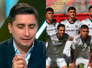 El periodista de TNT Sports, Gastón Fauré, con la mirada cabizbaja en pleno panel. Por su parte, a mano derecha aparece cinco futbolistas de Colo-Colo formados para la foto oficial del equipo titular durante la temporada 2024.