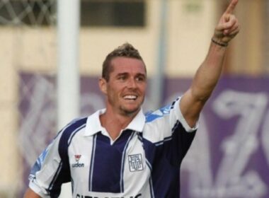 Nicolás Tagliani celebra un gol y levanta su brazo izquierdo para señalar a alguien en pleno cotejo con la camiseta de Alianza Lima.