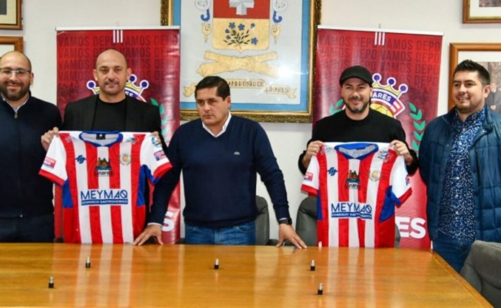 Eduardo Lobos y Jaime Valdés con la camiseta de Deportes Linares.