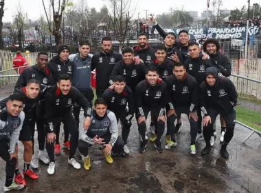 Plantel de Colo-Colo posa ante las cámaras con la hinchada de fondo en la entrada de vehículos del Estadio Monumental en un Arengazo.