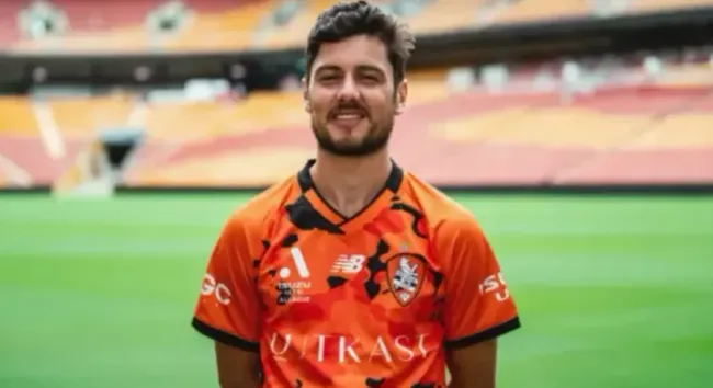 Primer plano de Marco Rojas con la camiseta del Brisbane Roar FC.