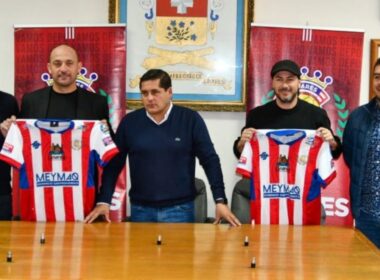 Eduardo Lobos y Jaime Valdés con la camiseta de Deportes Linares.