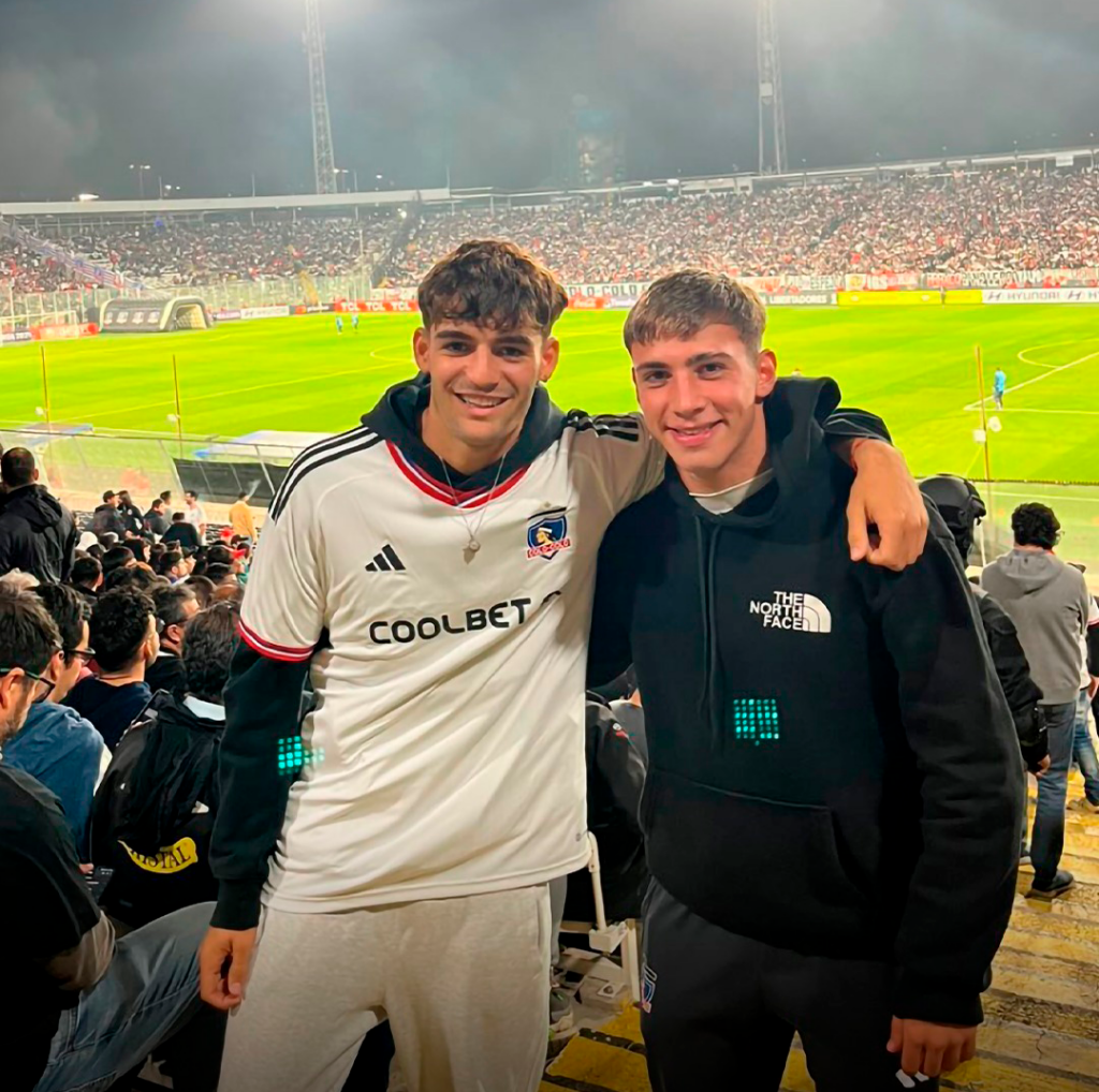 Fidel Tourn y Bautista Giannoni abrazados durante el partido de Colo-Colo frente a Cerro Porteño por la Copa Libertadores 2024.