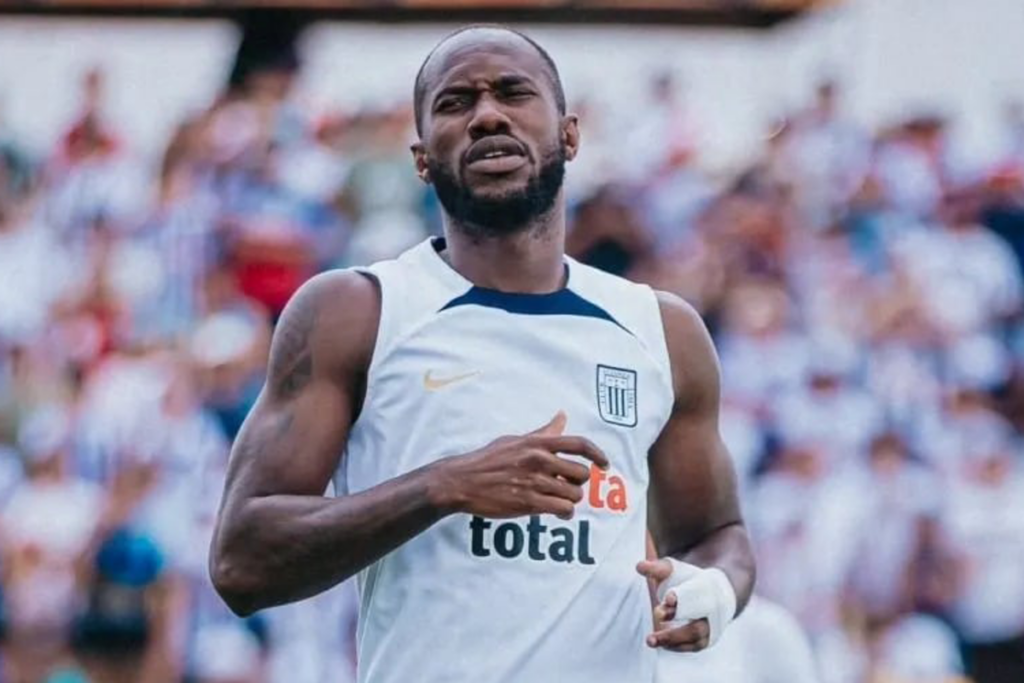 Cecilio Waterman con cara de preocupación en pleno calentamiento previo a un encuentro de Alianza Lima durante el inicio de la temporada 2024.