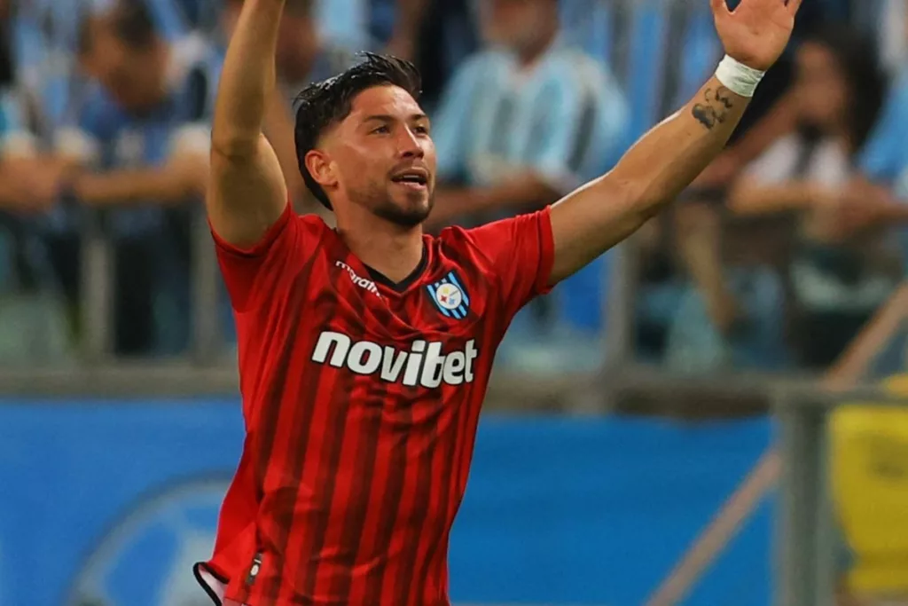 Primer plano a Felipe Loyola celebrando un gol con Huachipato