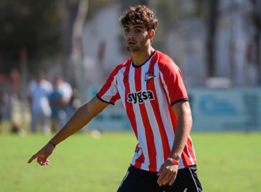 Bautista Giannoni defendiendo la camiseta de las reservas de Estudiantes de La Plata durante la temporada 2023.