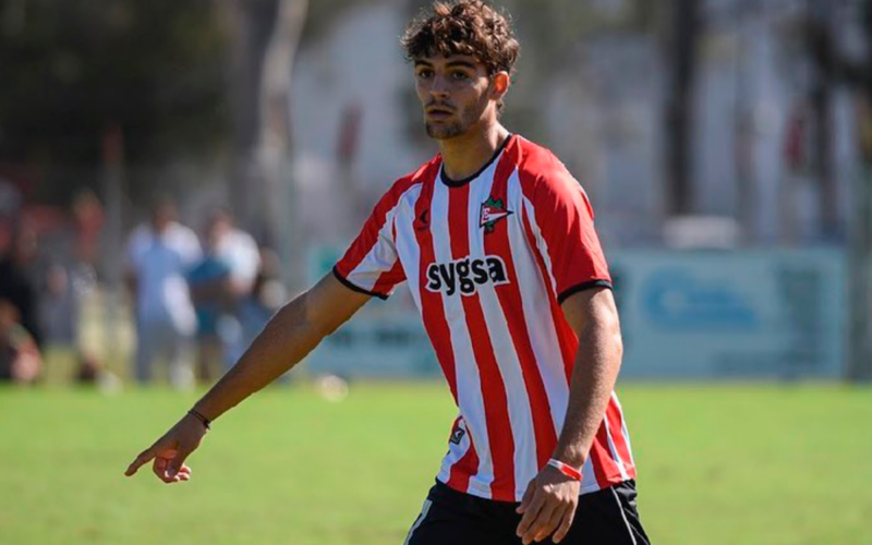 Bautista Giannoni defendiendo la camiseta de las reservas de Estudiantes de La Plata durante la temporada 2023.