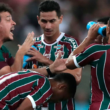 Futbolistas de Fluminense se reúnen y reciben una instrucción de su entrenador en pleno partido.