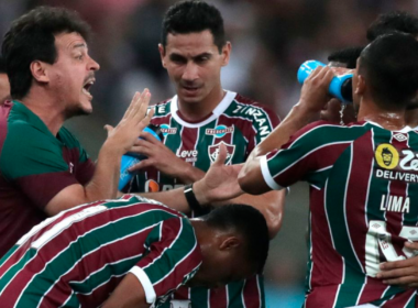 Futbolistas de Fluminense se reúnen y reciben una instrucción de su entrenador en pleno partido.