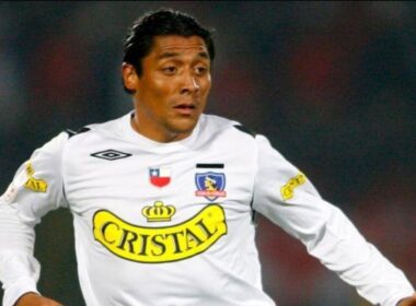 Primer plano de Kalule Meléndez con la camiseta de Colo-Colo.