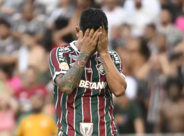 Futbolista de Fluminense tomándose la cabeza