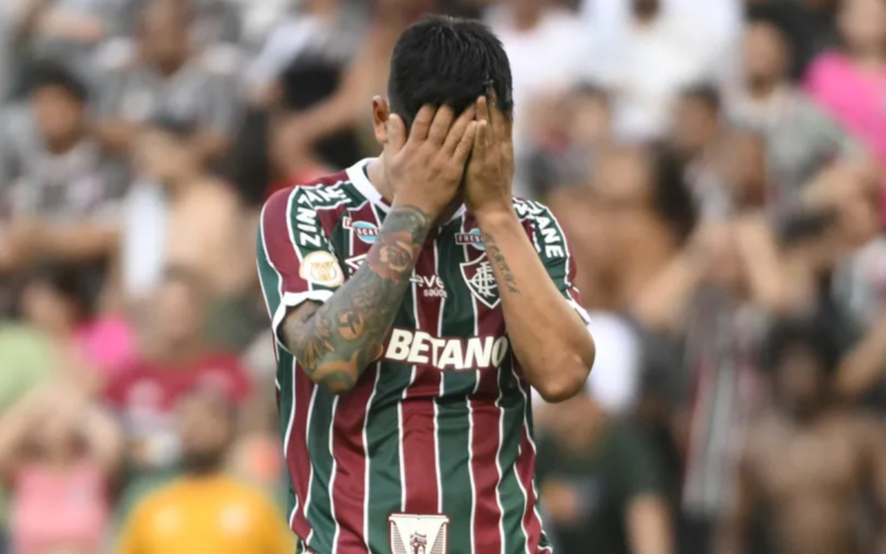 Futbolista de Fluminense tomándose la cabeza