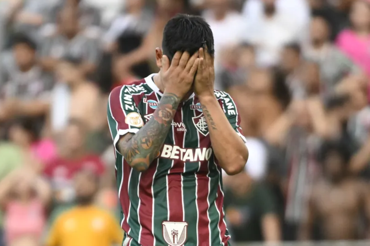 Futbolista de Fluminense tomándose la cabeza