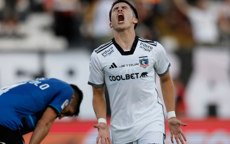 Matías Moya gritando tras marcar un gol por Colo-Colo