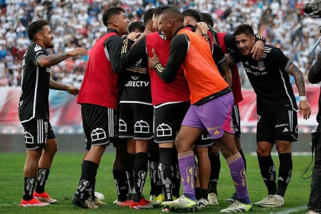 Jugadores de Colo-Colo celebrando un gol.