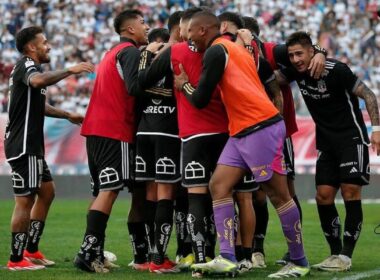 Jugadores de Colo-Colo celebrando un gol.