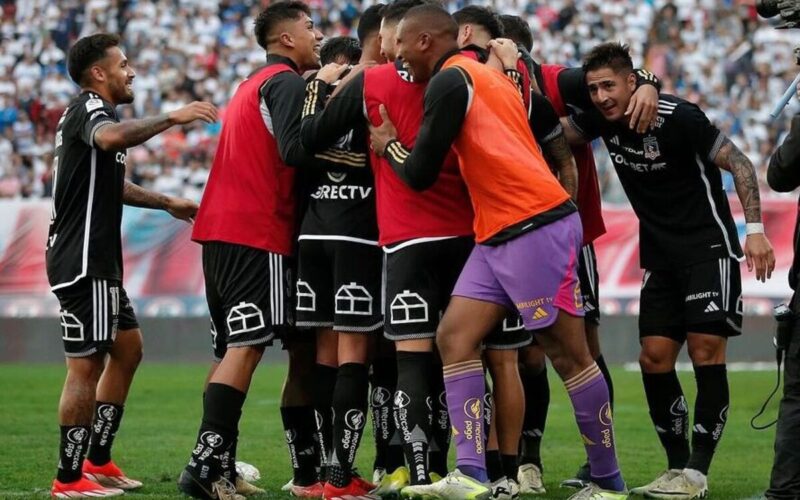 Jugadores de Colo-Colo celebrando un gol.
