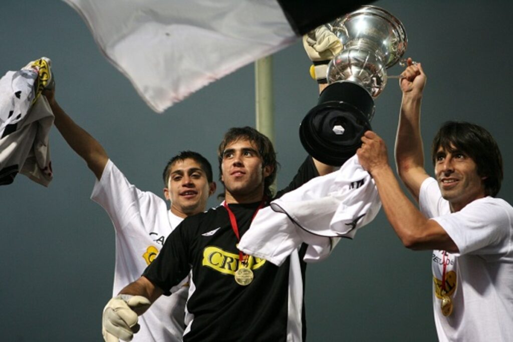 FUTBOL, COLO COLO/U. DE CHILE
PLAY OFF, PARTIDO DE VUELTA.
CLAUDIO BRAVO, SEGUNDO DE IZQUIERDA A DERECHA, CELEBRA LA OBTENCION DEL CAMPEONATO JUNTO A MOISES VILLARROEL Y UN HINCHA.
2/07/2006
SANTIAGO, CHILE
ANDRES PINA/PHOTOSPORT