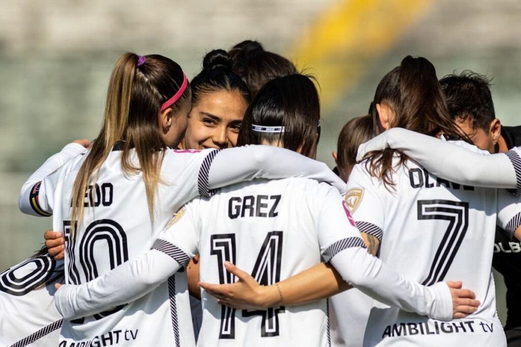 Jugadoras de Colo-Colo Femenino abrazadas celebrando un gol.