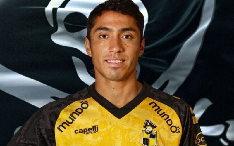 Primer plano de Luciano Cabral con la camiseta de Coquimbo Unido.