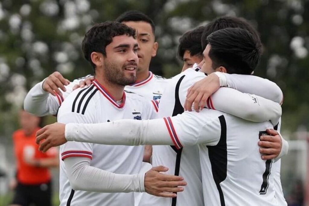 Jugadores de Colo-Colo Proyección abrazados.