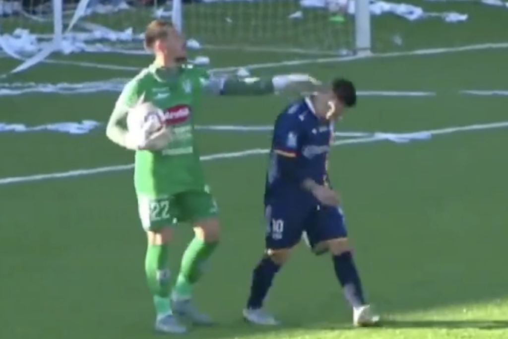 Darío Melo dándole un manotazo a un rival.