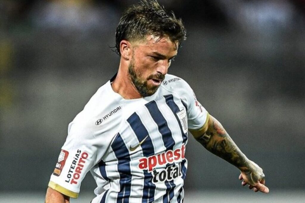 Gabriel Costa jugando un partido por Alianza Lima.