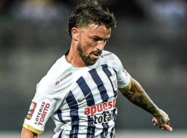 Gabriel Costa jugando un partido por Alianza Lima.