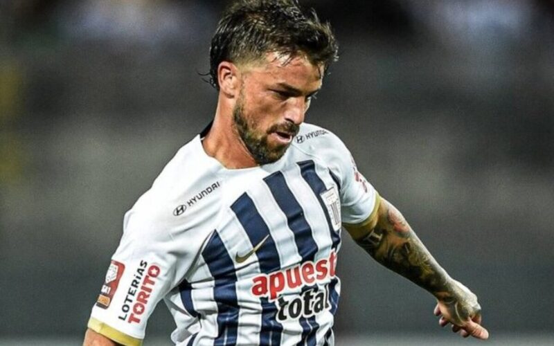 Gabriel Costa jugando un partido por Alianza Lima.