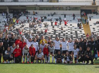 Plantel de Colo-Colo Femenino posando junto a los hinchas en el Estadio Monumental.