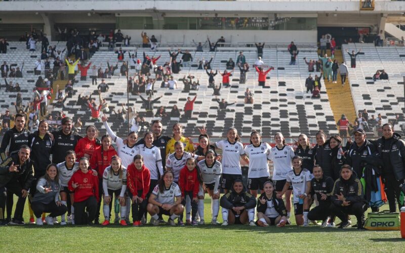 Plantel de Colo-Colo Femenino posando junto a los hinchas en el Estadio Monumental.