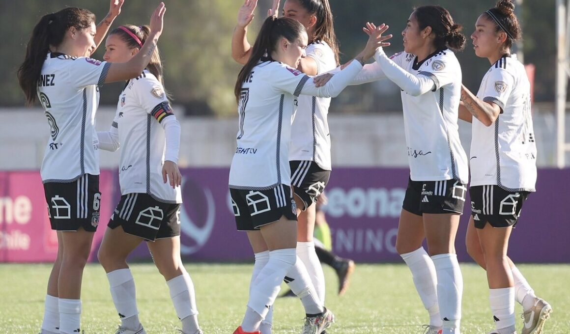 Jugadoras de Colo-Colo Femenino celebrando un gol.