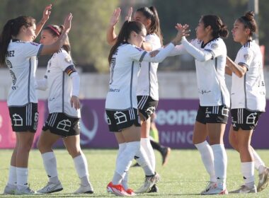 Jugadoras de Colo-Colo Femenino celebrando un gol.