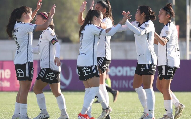 Jugadoras de Colo-Colo Femenino celebrando un gol.