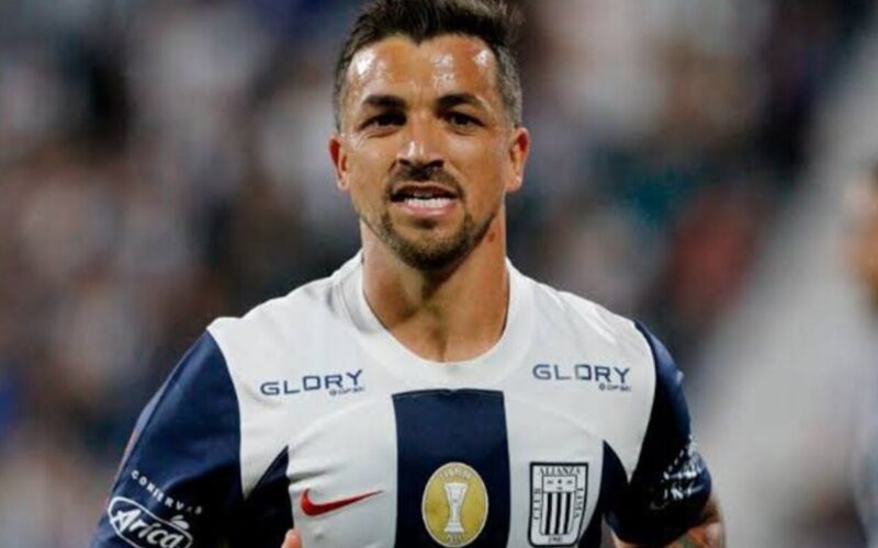 Primer plano de Gabriel Costa con la camiseta de Alianza Lima.