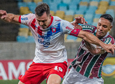 Jugadores de Cerro Porteño y Fluminense disputando un balón.