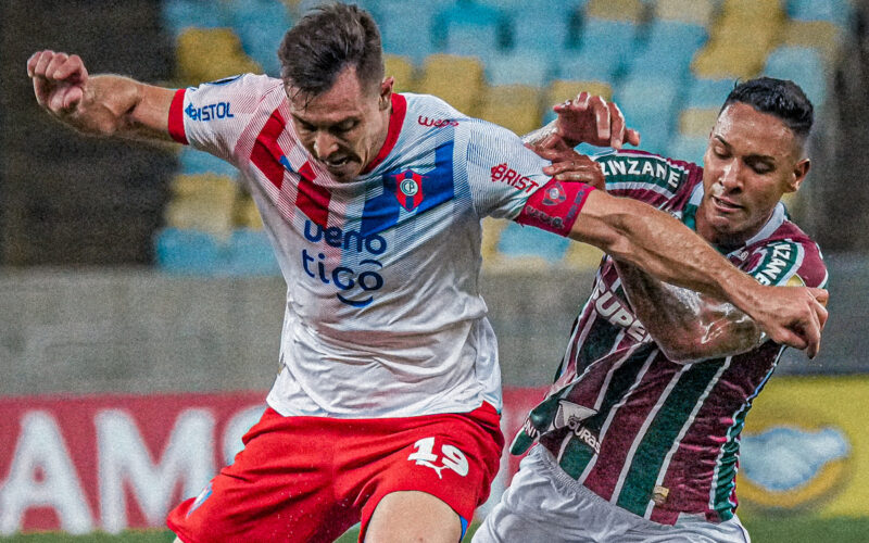 Jugadores de Cerro Porteño y Fluminense disputando un balón.