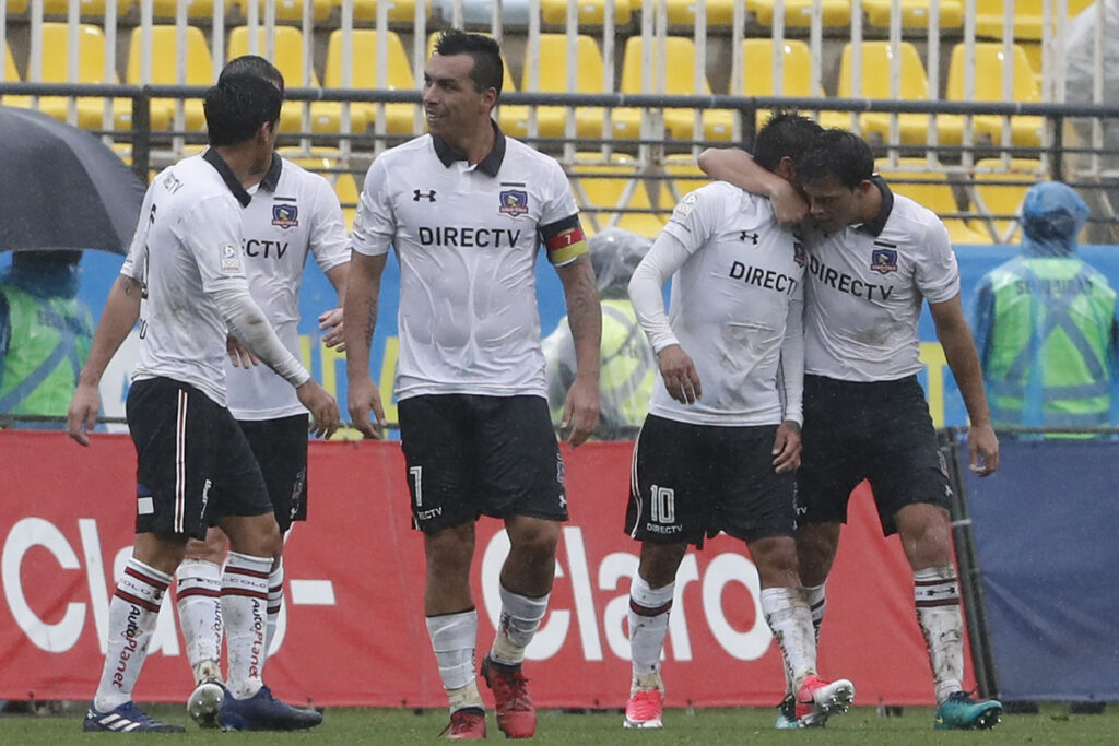 Jugadores de Colo-Colo celebrando un gol.