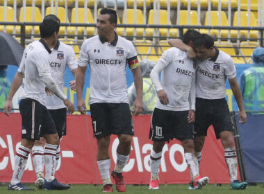 Jugadores de Colo-Colo celebrando un gol.