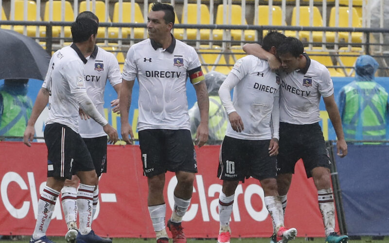 Jugadores de Colo-Colo celebrando un gol.